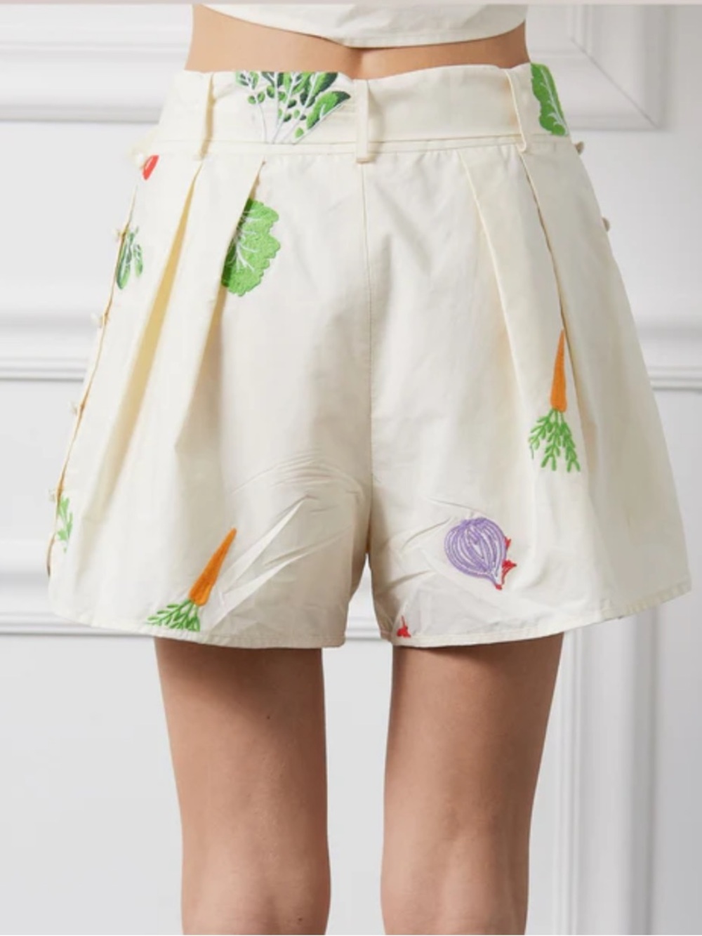 🚨CIEBON Berta Embroidered Veggie Belted Shorts